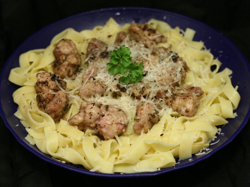 In Butter gebratenes Kalbsbries auf Fettuccine