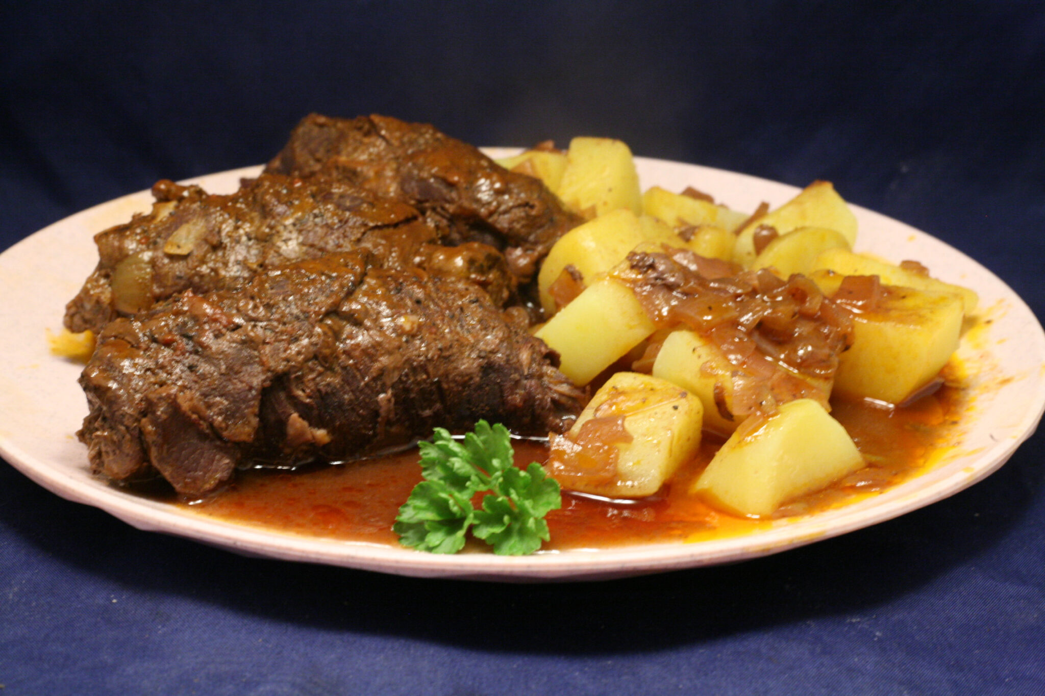 Geschmorte Rinder-Rouladen mit Salzkartoffeln - Nudelheissundhos