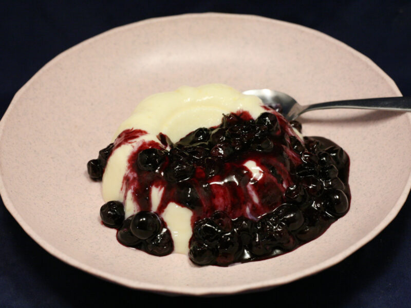 Pudding mit Heidelbeer-Sauce