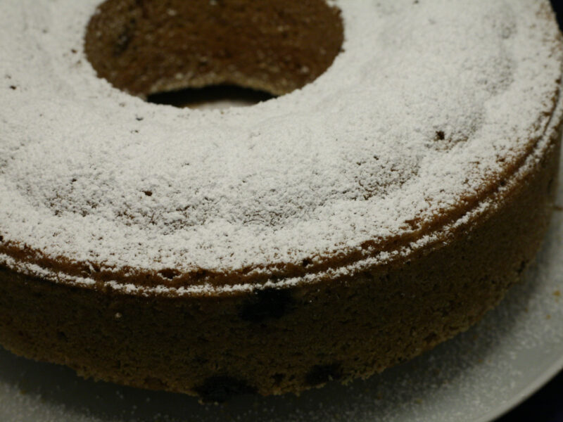 Dinkel-Rührkuchen mit Himbeeren und Heidelbeeren