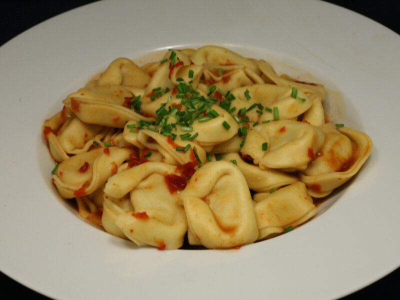 Tortellini mit Käsefüllung und Chili-Bohnen-Sauce