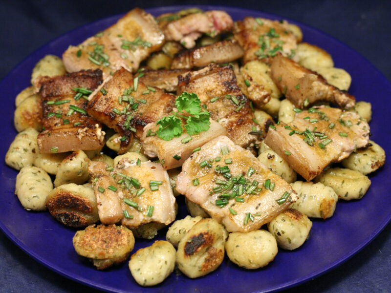 Gebratener Schweinebauch auf Brat-Gnocchi