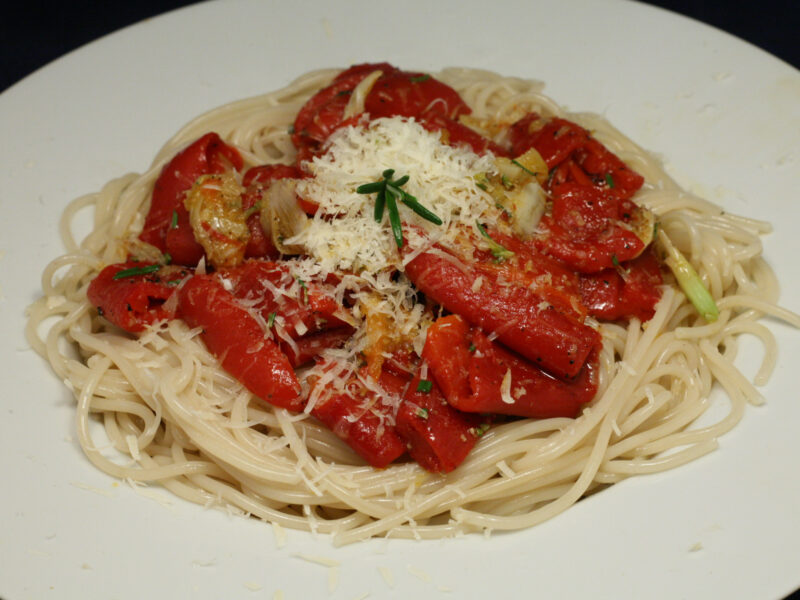 Dinkel-Spaghetti mit Paprika, Knoblauch, Rosmarin und Olivenöl