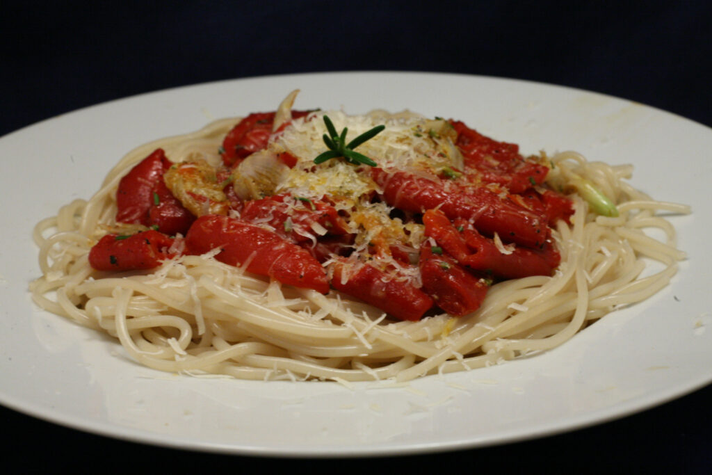 Dinkel-Spaghetti mit Paprika, Knoblauch, Rosmarin und Olivenöl