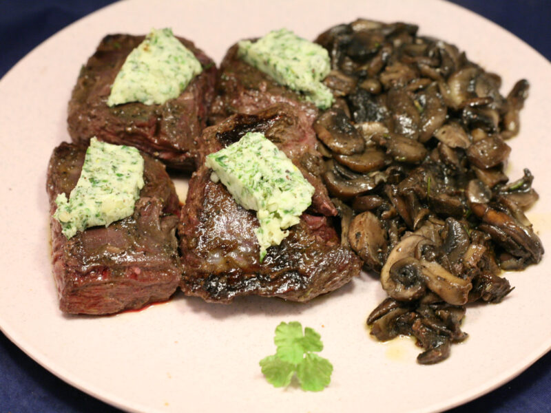 Nierenzapfen mit Kräuterbutter und Champignons-Gemüse