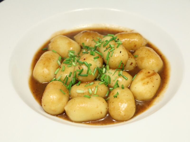 Gnocchi mit Käse- und Waldpilzfüllung mit schwarzer Bohnen-Sauce