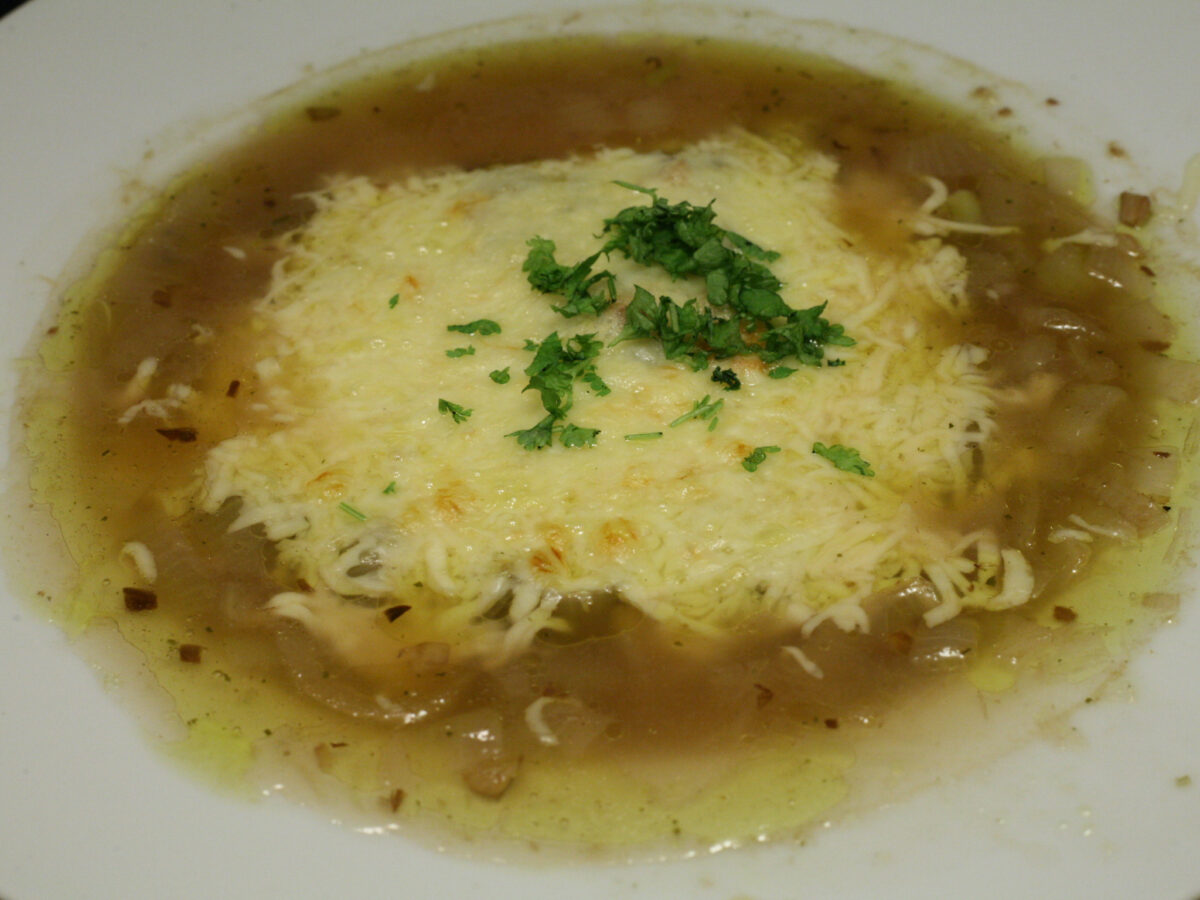 Überbackene Zwiebelsuppe - Nudelheissundhos