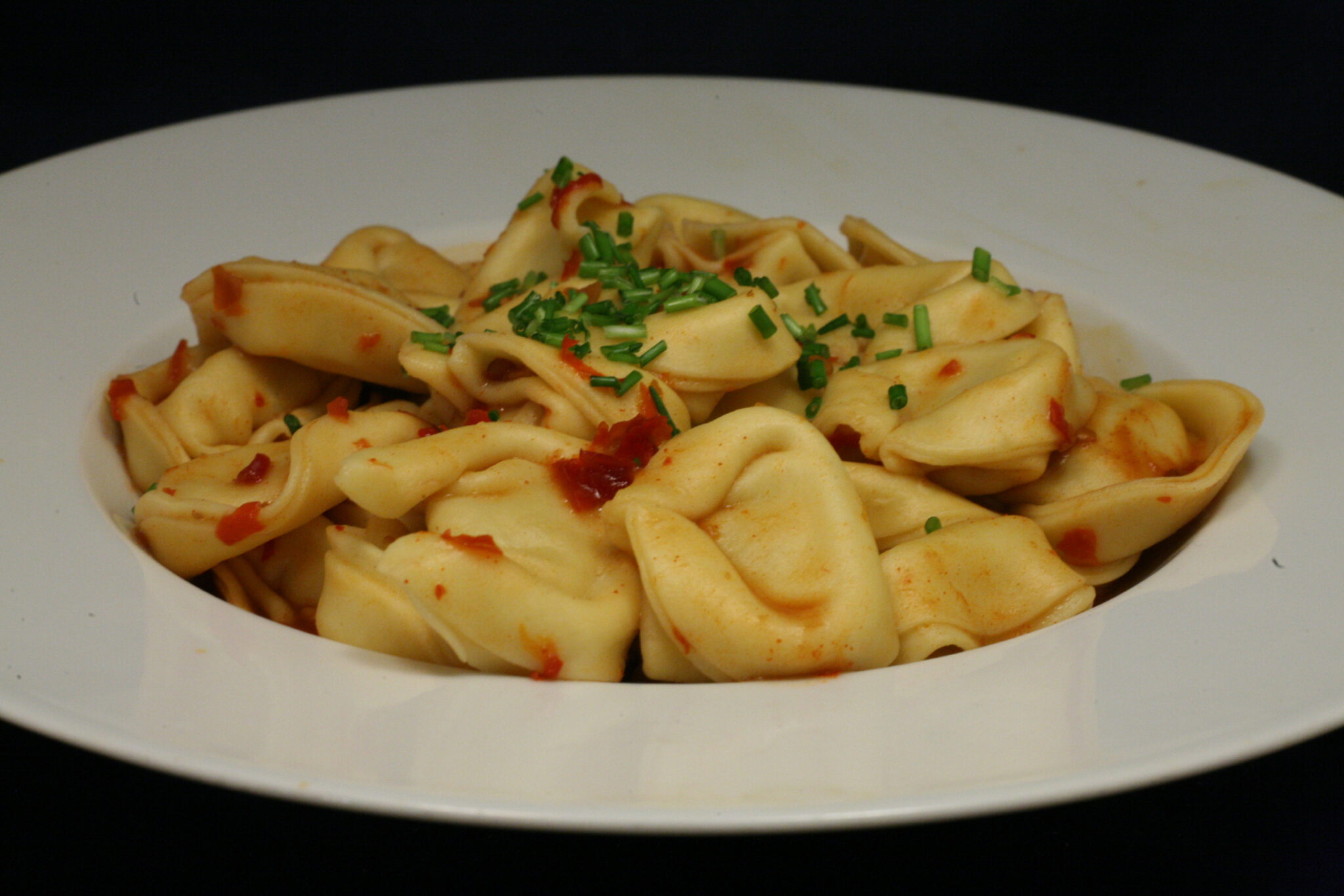 Tortellini mit Käsefüllung und Chili-Bohnen-Sauce - Nudelheissundhos