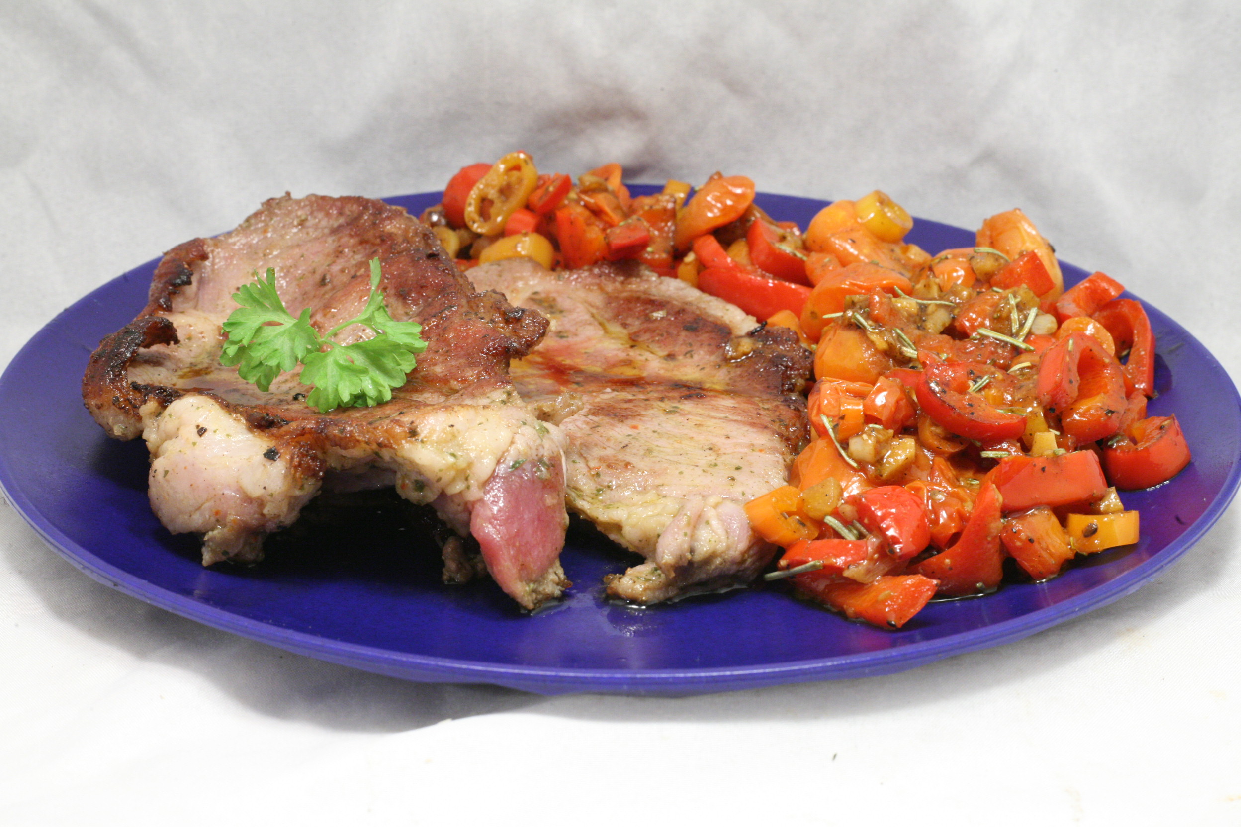 Schweine-Nackensteaks in Kräutermarinade mit Paprika-Tomaten-Gemüse ...