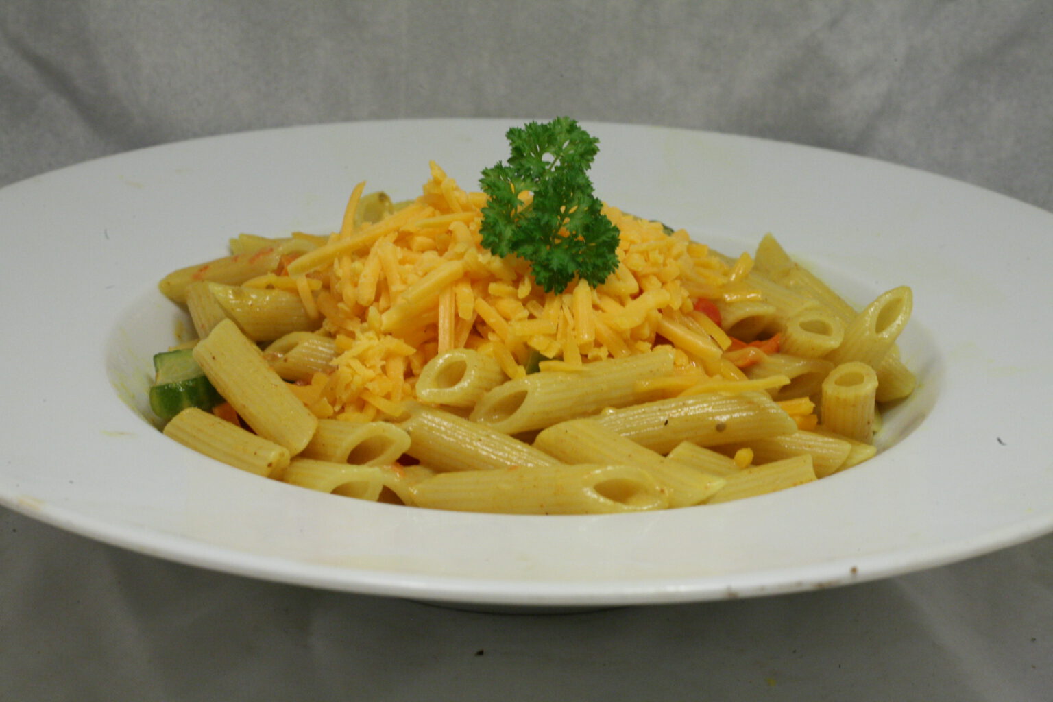 Penne Rigate mit Gemüse in gelber Sauce - Nudelheissundhos