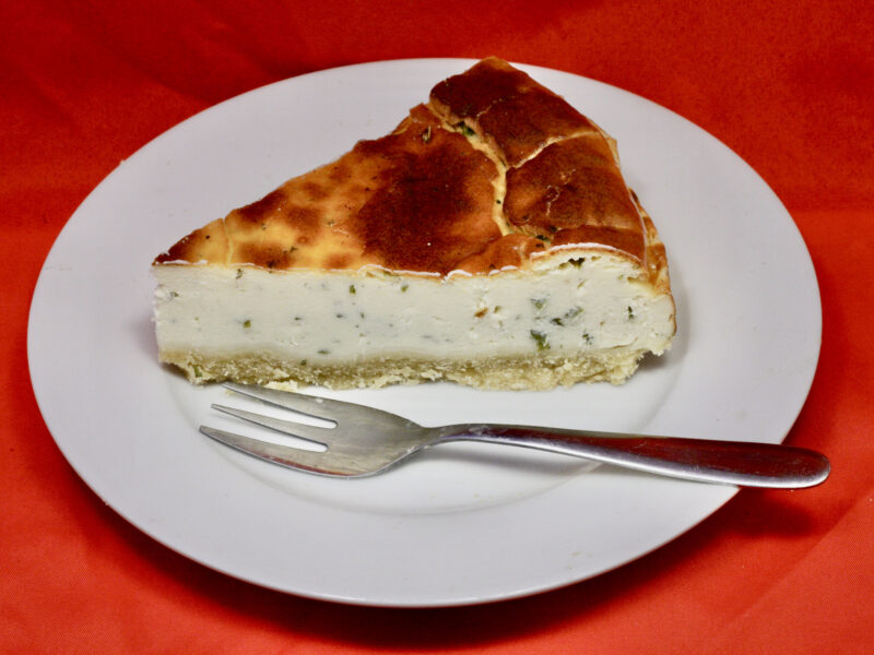 Pikanter Kräuter-Kuchen mit Käse und Quark