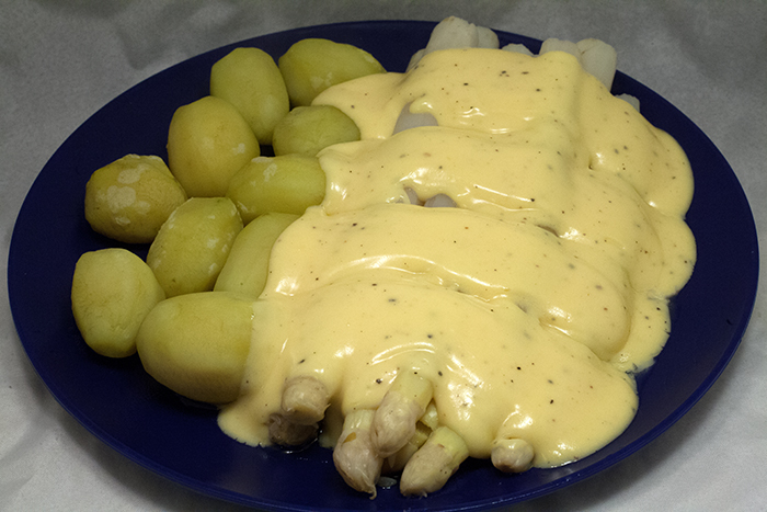 Spargel mit Salzkartoffeln und Sauce Hollandaise