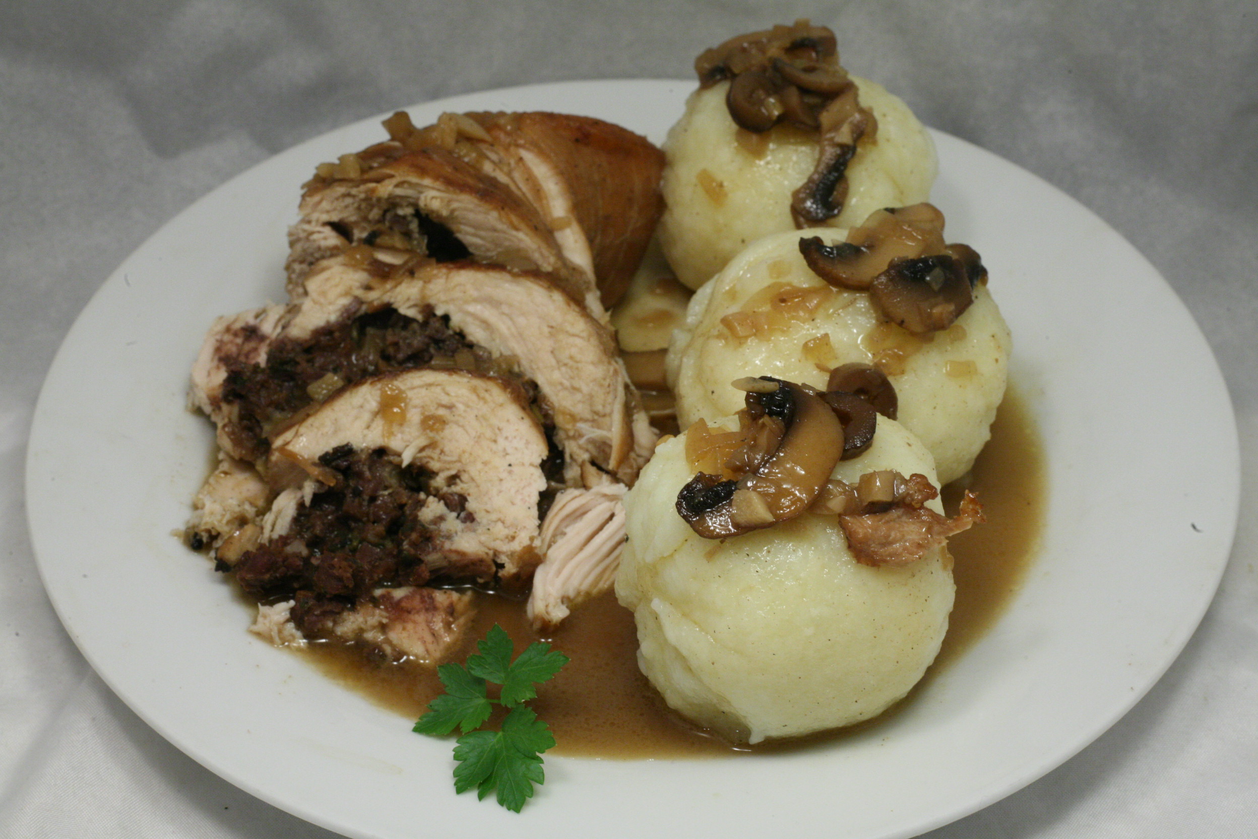 Gefüllter Putenbraten mit Kartoffelklößen in Riesling-Sauce ...