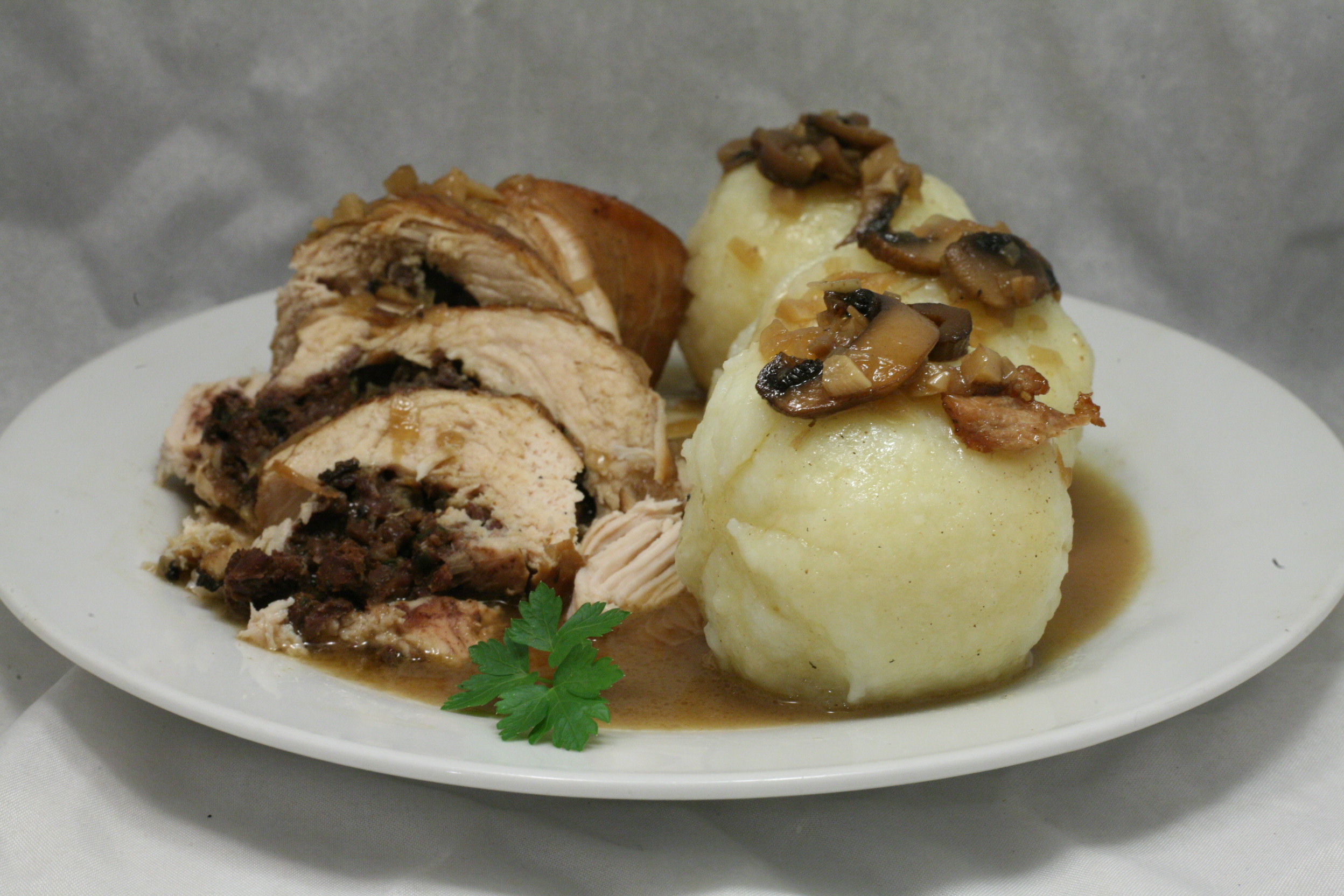 Gefüllter Putenbraten mit Kartoffelklößen in Riesling-Sauce ...