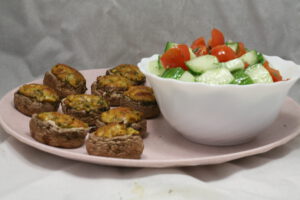 Gefüllte Champignons mit Gurken-Kirschtomaten-Salat