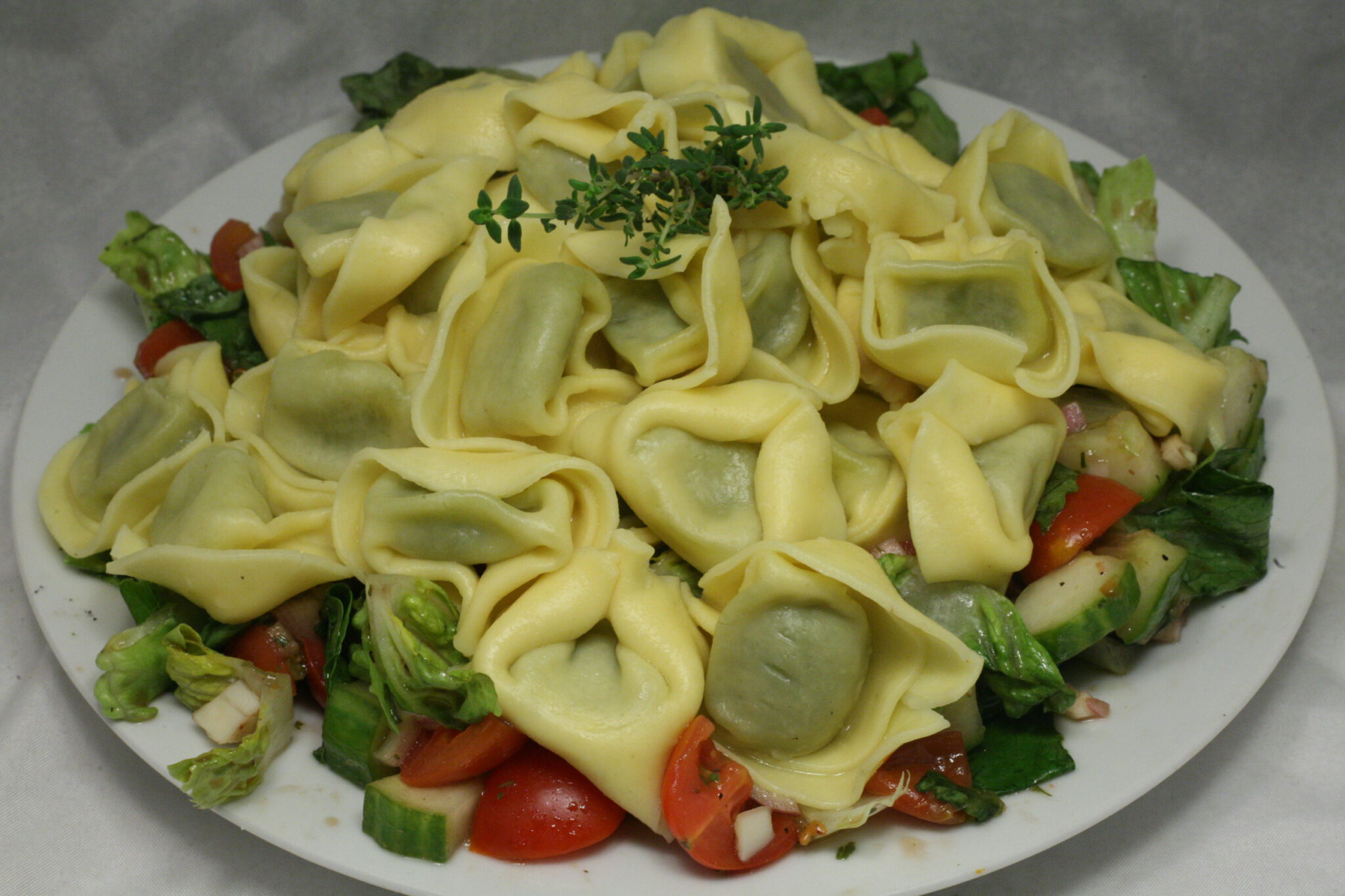 Tortellini mit Ricotta-Spinat-Füllung auf gemischtem Salat ...