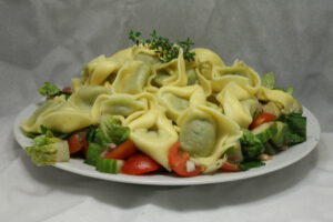 Tortellini mit Ricotta-Spinat-Füllung auf gemischtem Salat