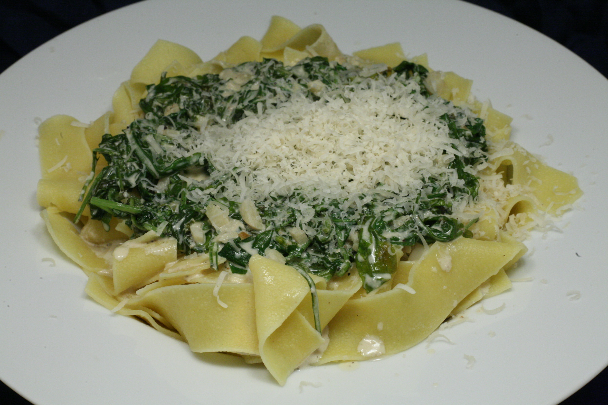 Pappardelle mit Rucola-Sahne-Sauce - Nudelheissundhos