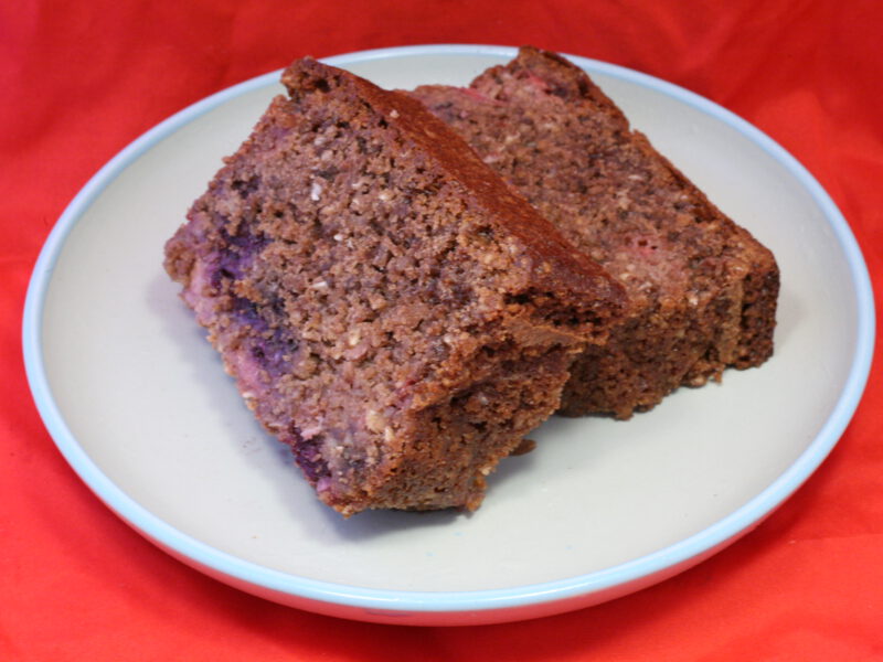 Rührkuchen mit Kakao-Nuss-Müsli und Obst