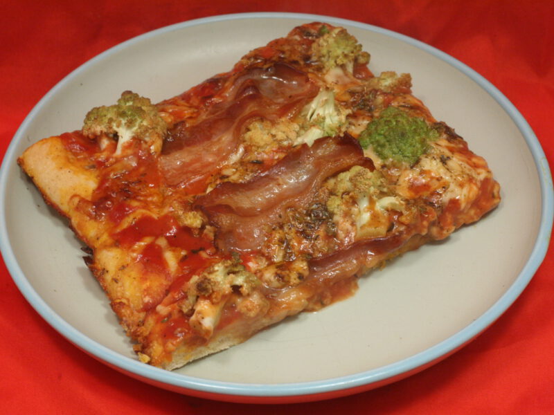 Pizza mit Romanesco und Bauchspeck