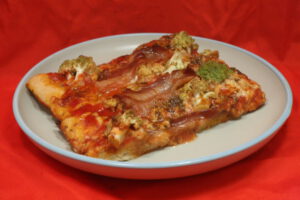 Pizza mit Romanesco und Bauchspeck