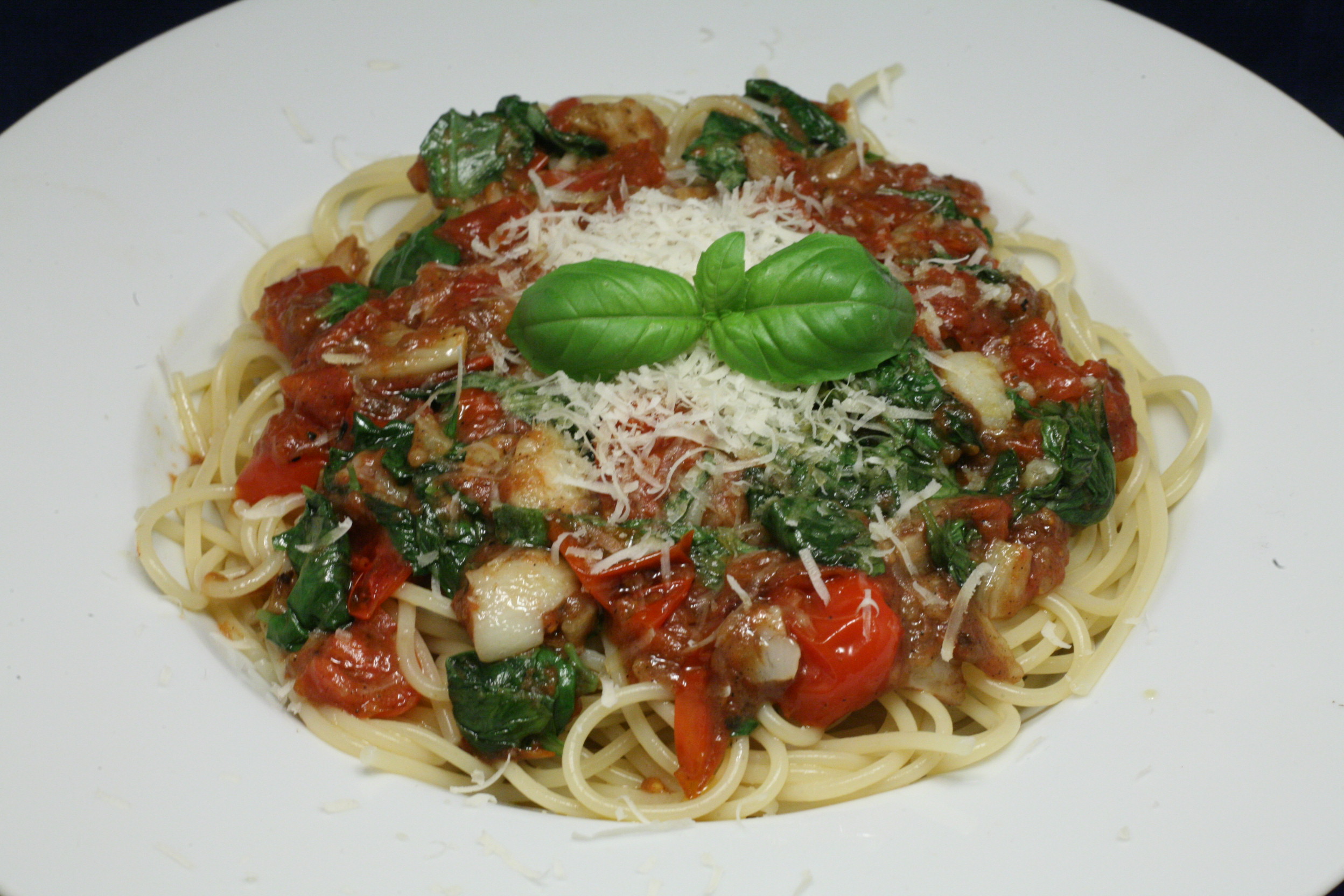 Spaghetti mit Kirschtomaten, Knoblauch, Basilikum und Olivenöl ...