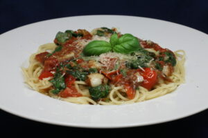 Spaghetti mit Kirschtomaten, Knoblauch, Basilikum und Olivenöl