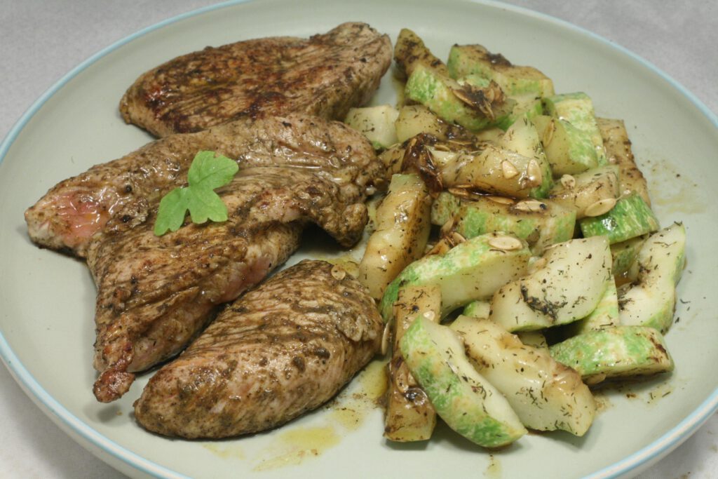 Putenbruststeaks mit Gurkengemüse - Nudelheissundhos