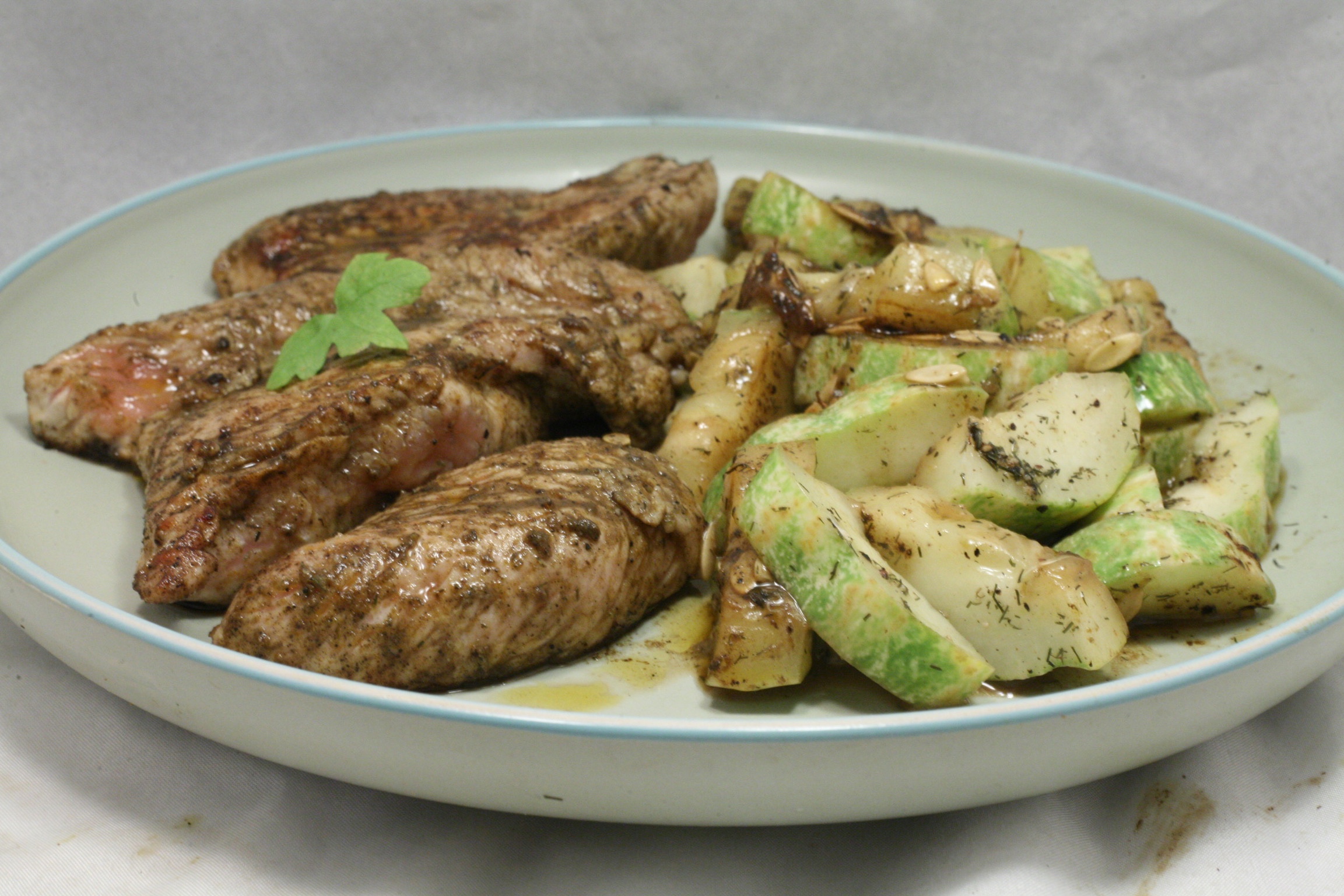 Putenbruststeaks mit Gurkengemüse - Nudelheissundhos