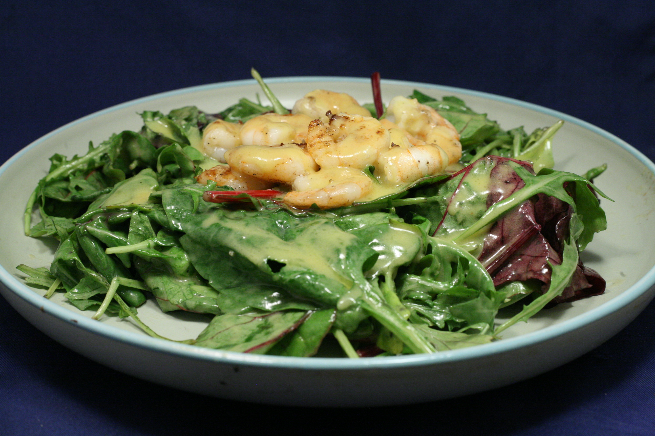 Garnelen mit gemischtem Salat und Mayonnaise - Nudelheissundhos