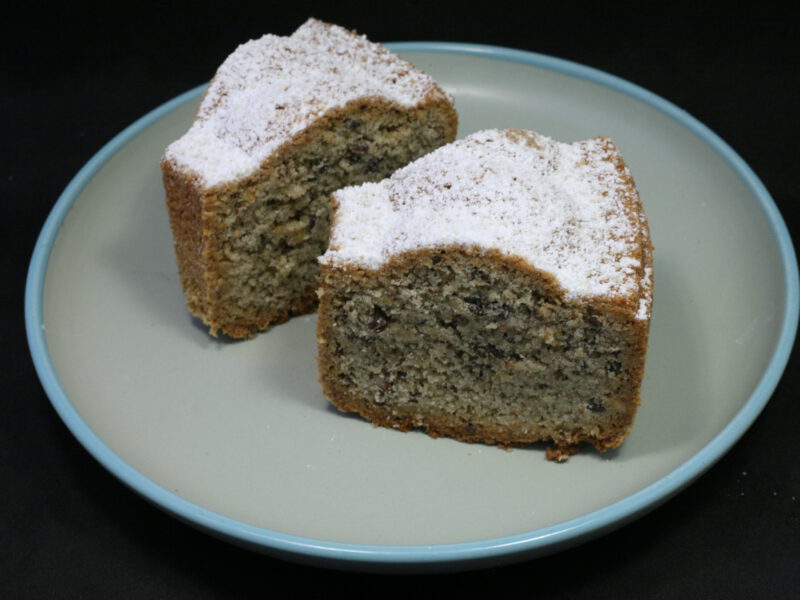 Rührkuchen mit Leinsamen, Sesamsaat, Sonnenblumenkernen, Haselnüssen und Cashewnüssen