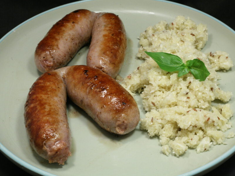 Salsiccia mit Spitzkohl-Salat