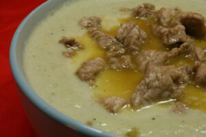 Schaumige Creme-Suppe mit Chinakohl, Mini Pak Choi und Schweinefleischstreifen