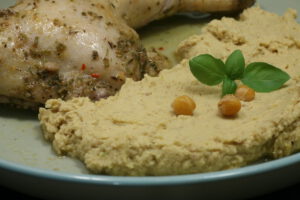 Marinierter Hähnchen-Schenkel mit Hummus