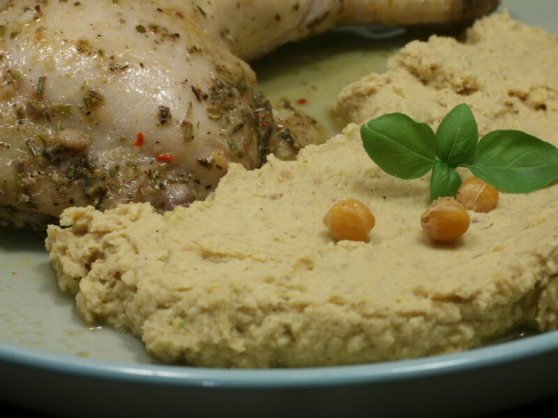 Marinierter Hähnchen-Schenkel mit Hummus