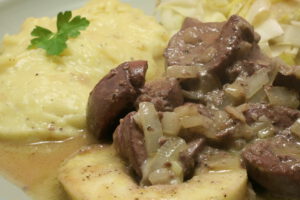 Kalbsnieren auf normannische Art mit Kartoffelpüree und Chicorée-Salat