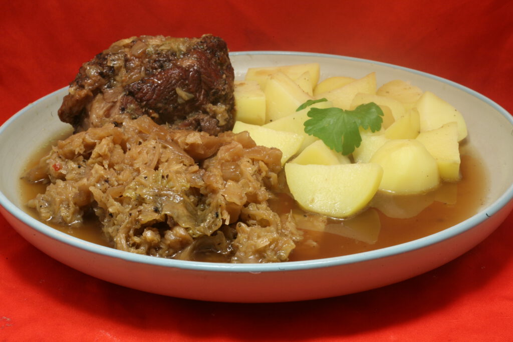 Schweine-Schinkenbraten mit Schmor-Wirsing und Salzkartoffeln ...