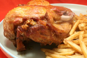 Knusprige, halbe Ente mit Pommes frites und Rucola-Salat