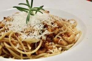 Spaghetti mit Garnelen in geräuchertem Tomaten-Pesto