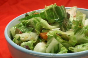 Romana-Salat mit Mini-Pak-Choi und Kirschtomaten