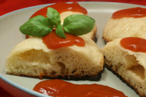 Pikante Hefeklöße mit Parmigiano Reggiano und Tomatensauce