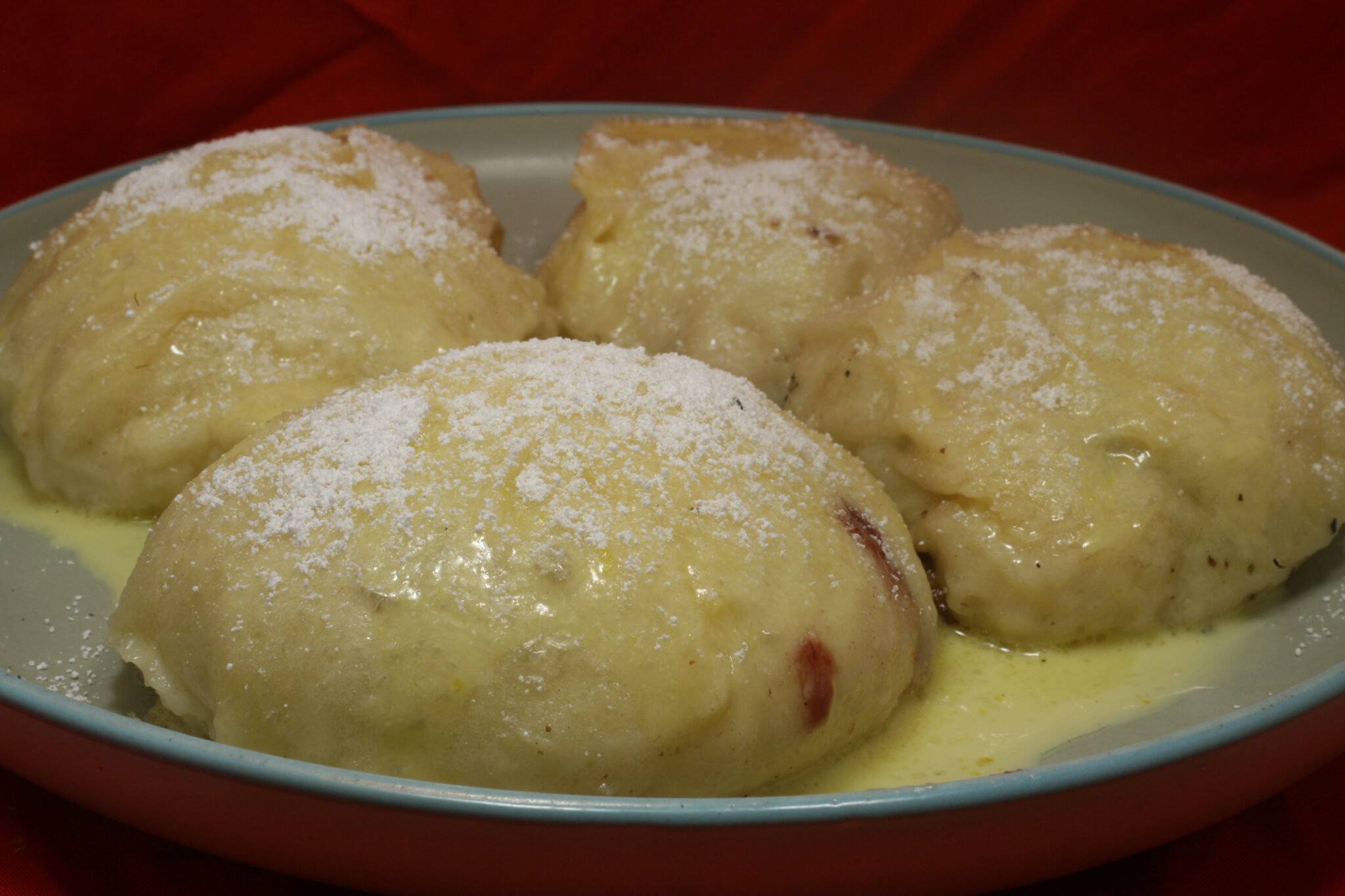 Süße, gefüllte Hefeklöße mit Vanille-Sauce - Nudelheissundhos