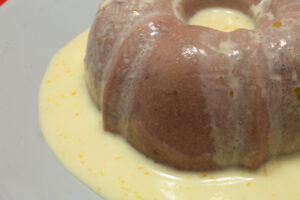 Sauerkirsch-Pudding mit Vanille-Sauce
