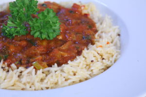 Basmati-Reis mit scharfer Tomatensauce