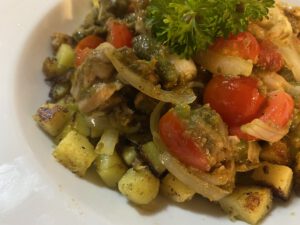 Hähnchengeschnetzeltes mit Gemüse auf Kartoffelwürfeln