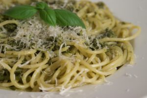Spaghetti mit Wurzelgrün-Pesto