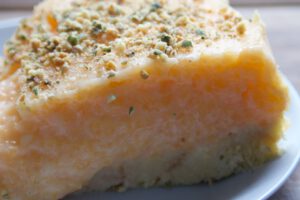 Honigmelone-Buttermilch-Torte mit Erdnuss-Crunch
