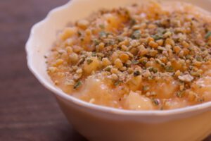 Honigmelone-Buttermilch-Dessert mit Erdnuss-Crunch