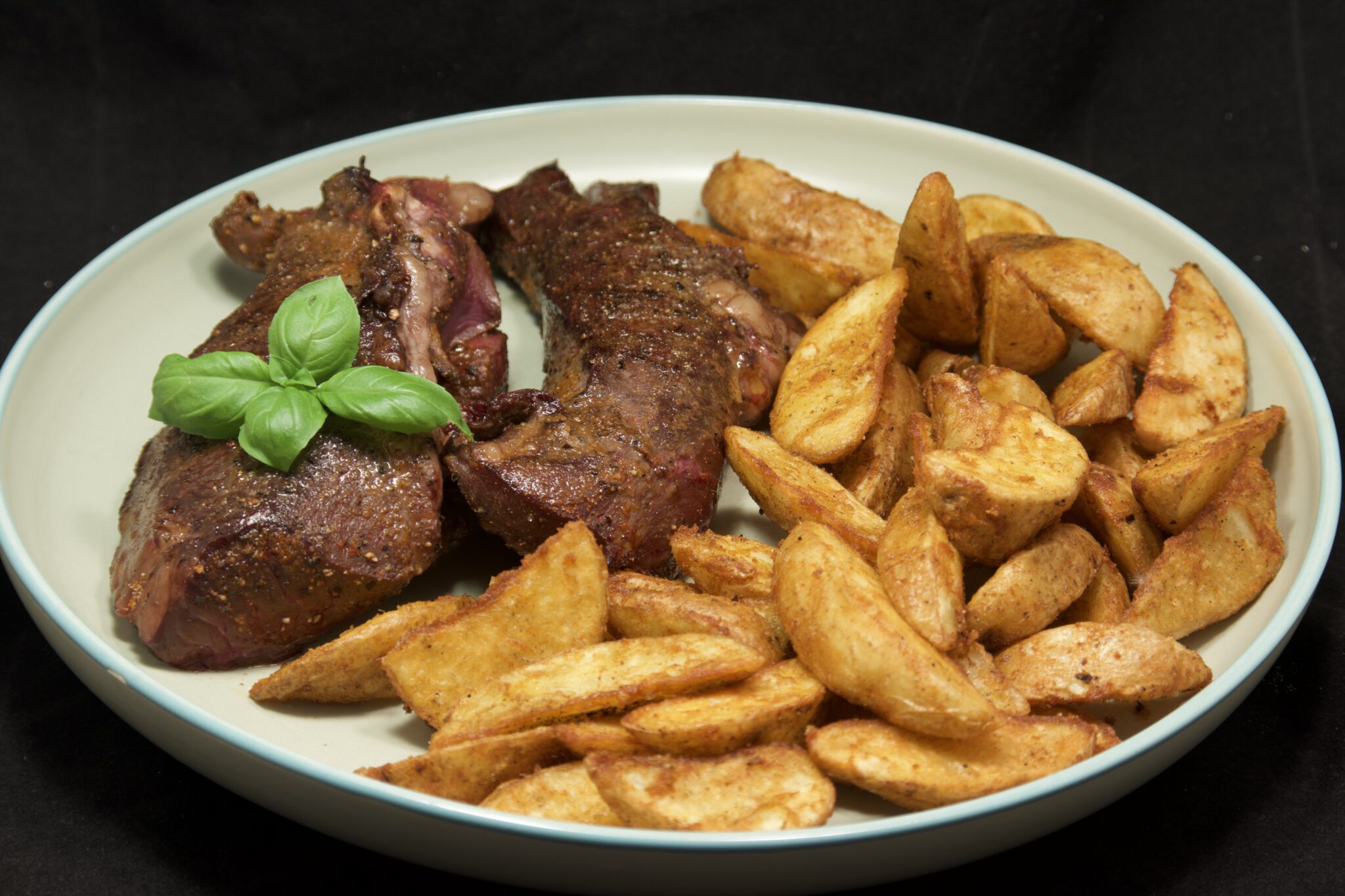 Gegrillte Rinderherz-Steaks mit Kartoffel-Wedges - Nudelheissundhos