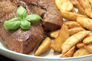 Gegrillte Rinderherz-Steaks mit Kartoffel-Wedges